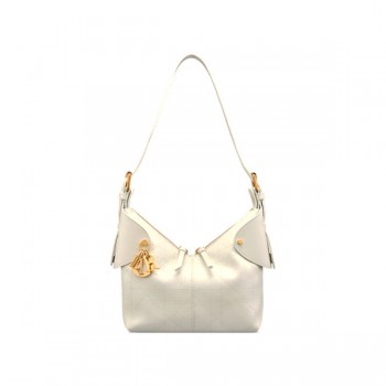 디올 보야주(Dior Voyage) 그레인 카프스킨 숄더백 밀크 화이트 스몰 M2846KS1780